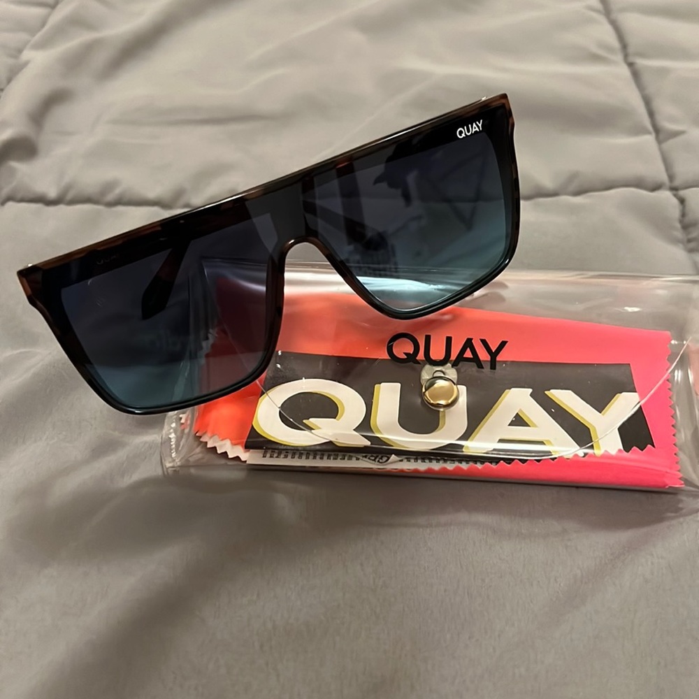 Tortoise shell glasses with reflective lenses. Nightfall sunglasses by Quay.